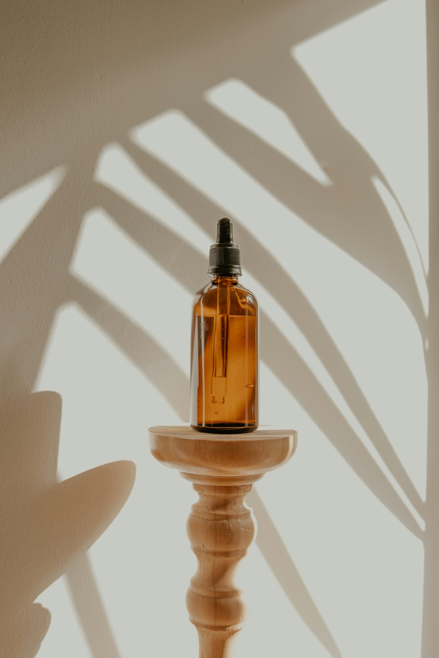 自然光下的护肤产品,用作商品短片视觉参考